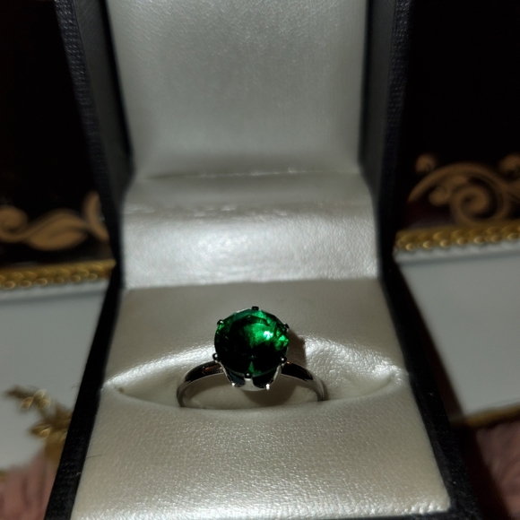 1.2 Carat AAA zirconia emerald birthstone ring - Picture 4 of 5